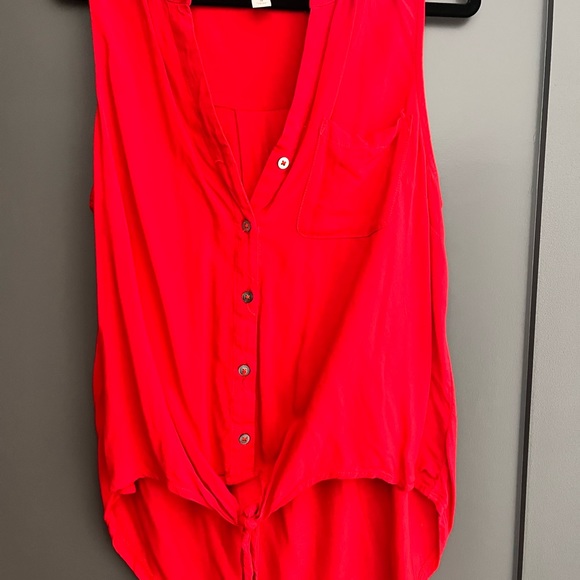 Red sleeveless top, ties in the front, hangs low on the back - Picture 7 of 7